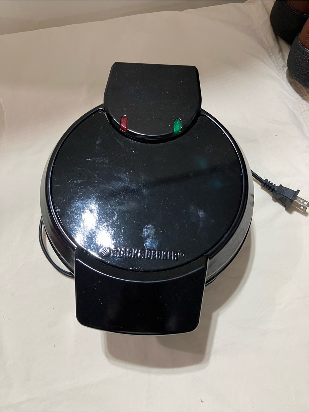 Black & Decker Black Round Waffle Maker with Indicator Lights